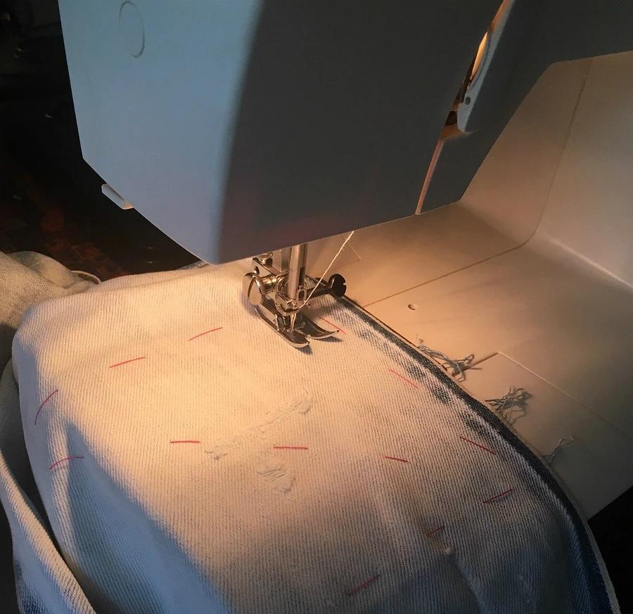 牛仔裤的膝盖烂了怎样补,牛仔裤的膝盖烂了怎么拿线缝