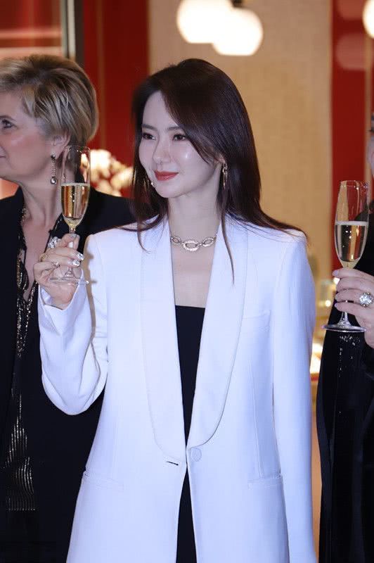 戚薇一身红衣,戚薇近期出席活动全身照