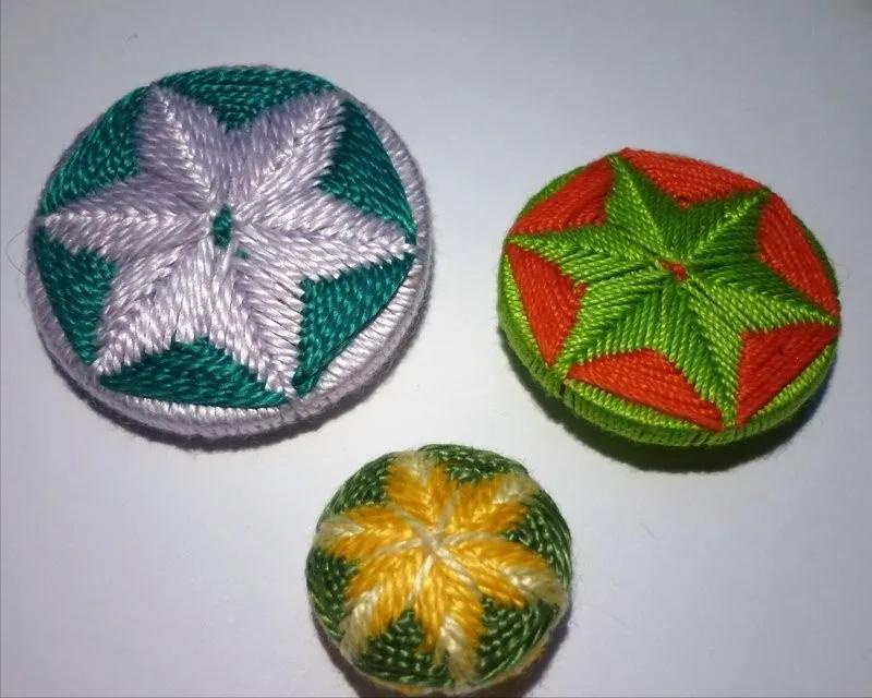 一个圆周边加一点装饰,用彩线做简单的小装饰