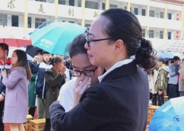 小孩在学校闹矛盾怎么跟家长沟通,孩子和同学闹矛盾了父母怎么处理