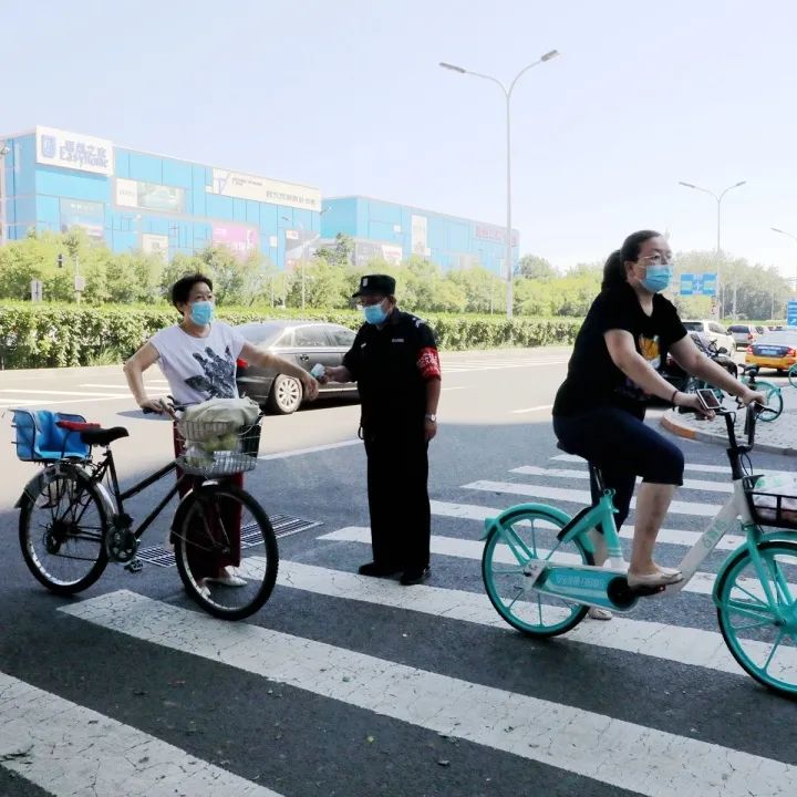 他们坚守在疫情防控一线,防控疫情他们在风雪中坚守