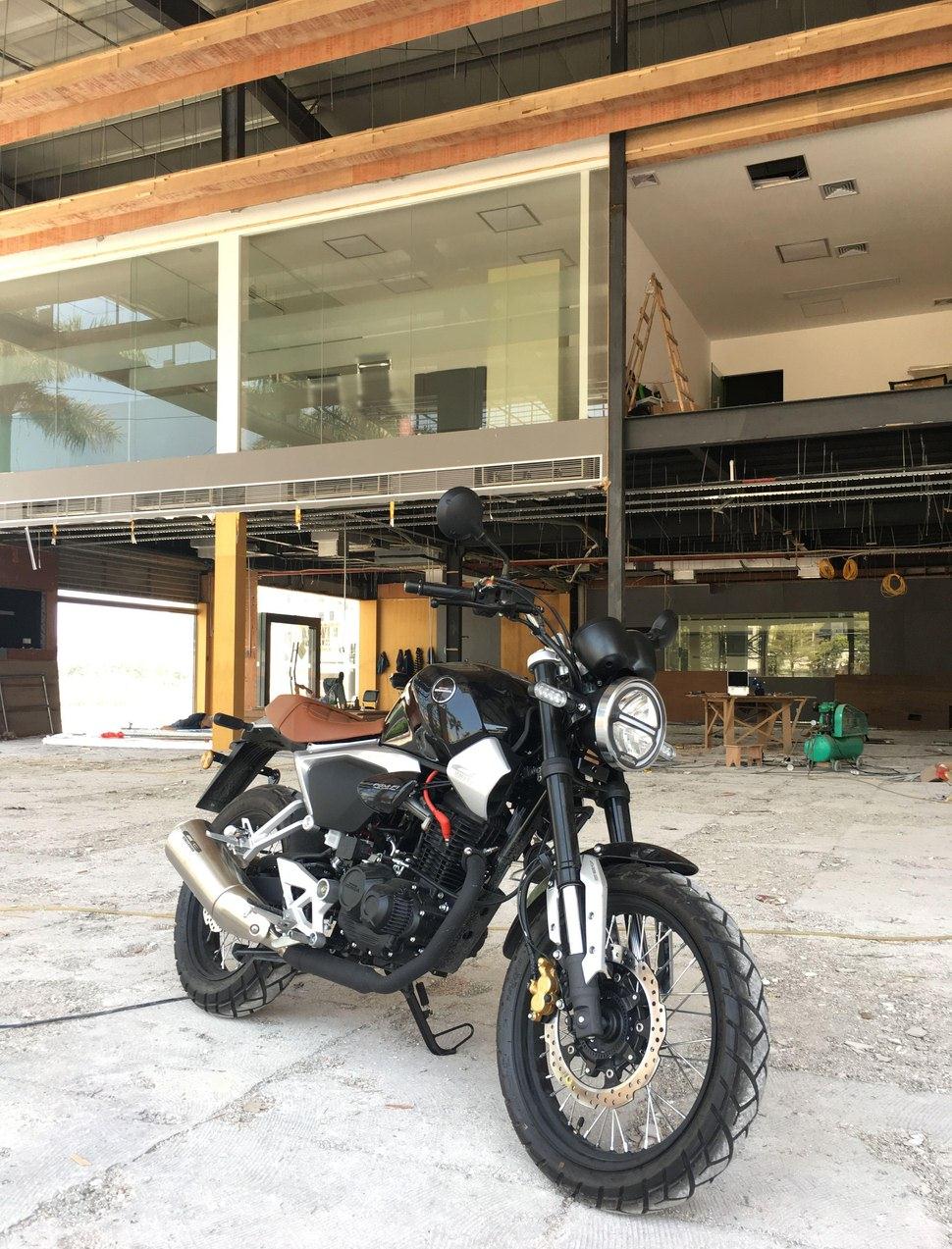 同事买了一辆日系车,同事买的摩托车