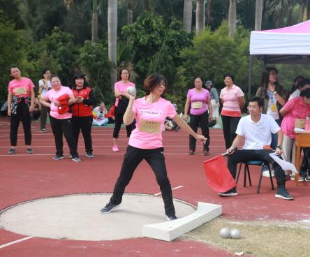 铅球想推满分要有什么样的力量,推铅球主要是靠哪里的力量