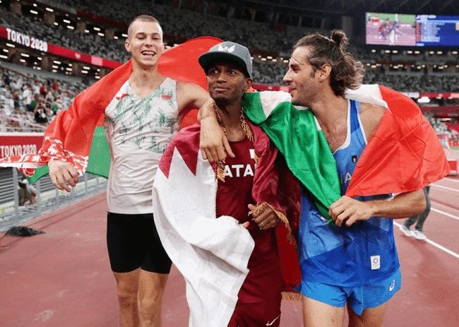 东京奥运会两人共同拥有一块金牌,东京奥运第2枚金牌领奖视频