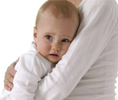 孩子摔到头血肿嗜睡,小孩摔倒头皮血肿严重吗