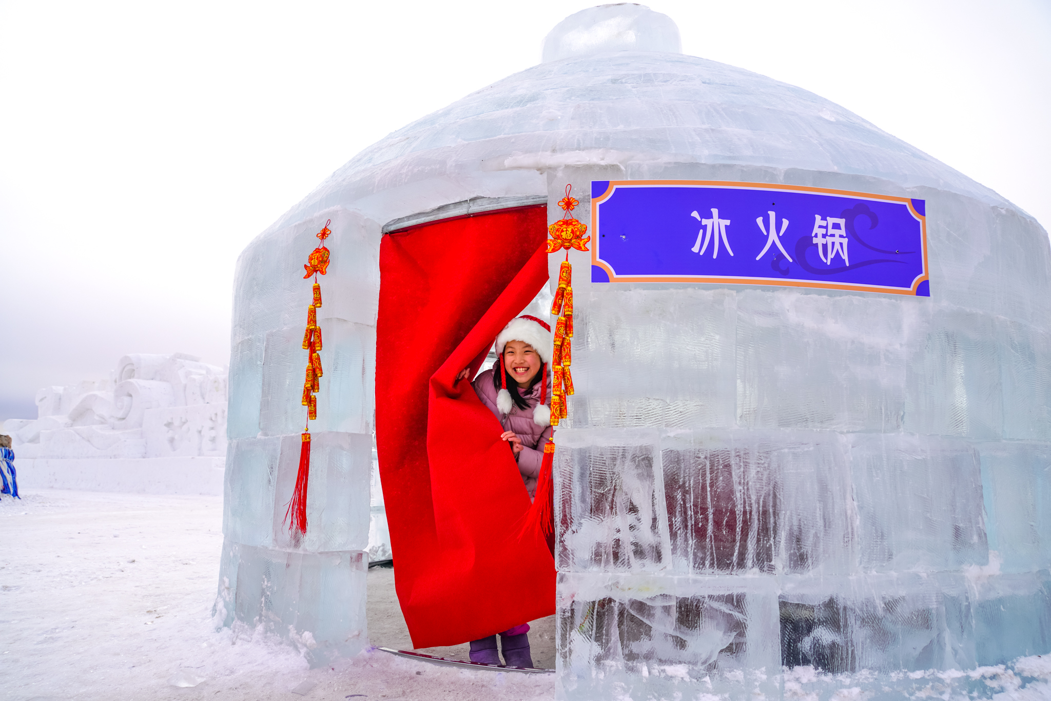 美也声声马鸣，冰雪晶莹！壮哉辽阔草原，新岁康安