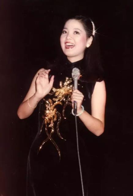 邓丽君旗袍经典,邓丽君穿她最喜欢的桃红色旗袍