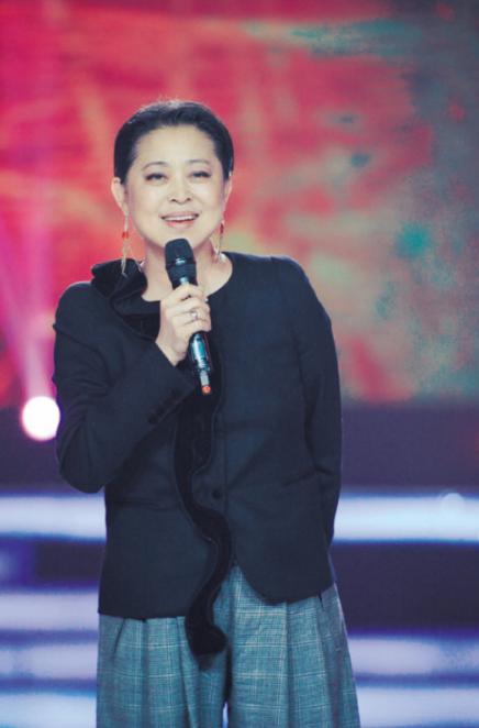 她连续主持13次春晚,她主持了17个春晚