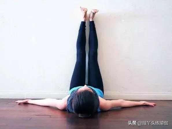 每天靠墙倒箭式10分钟，消除腿部水肿，调节气血助睡眠