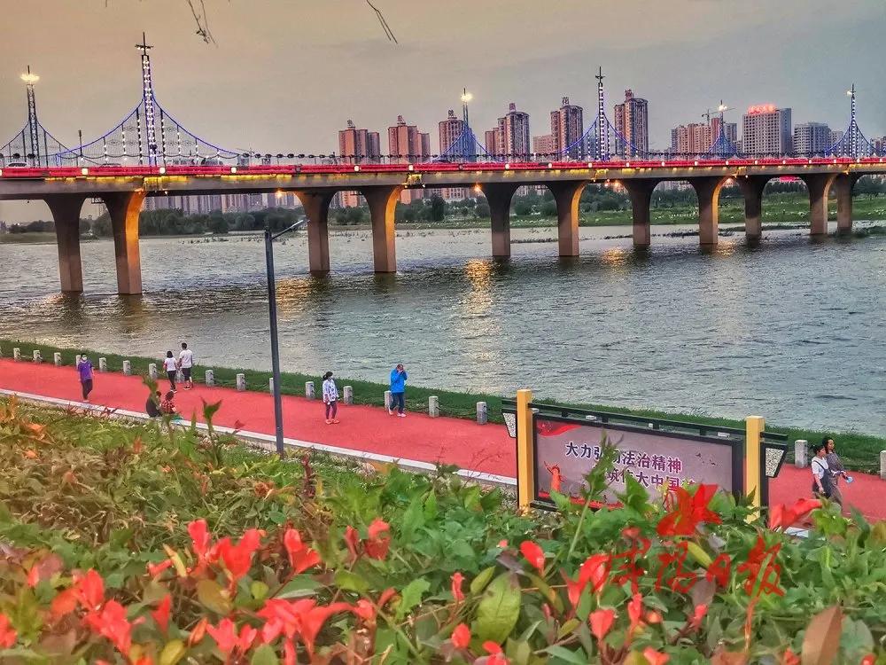 摘掉口罩呼吸新鲜空气的一天,摘下口罩享受一个清晨的阳光