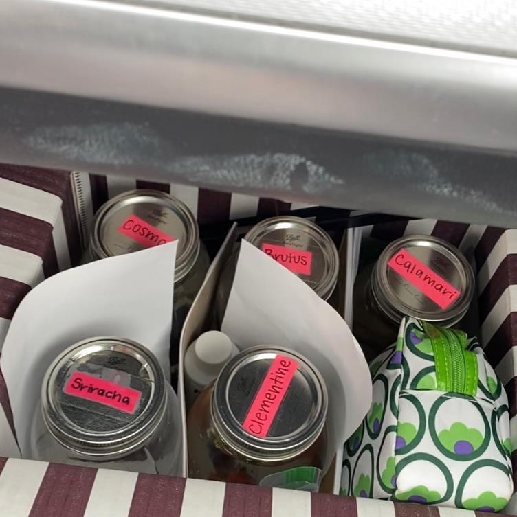 外国女子救下崩溃男子,外国女生救斗鱼