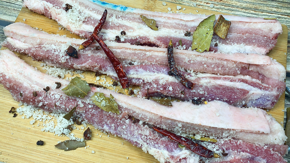 腌制腊肉放盐的正确方法,腌腊肉时需要放多少盐
