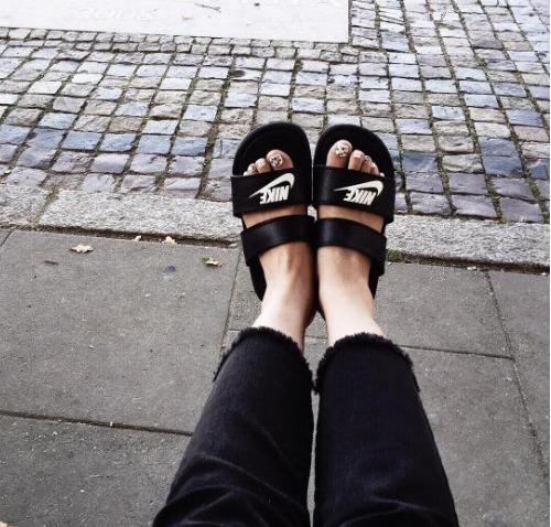 美国NIKE、UA和中国MC拖鞋对比：测评后发现我在交智商税