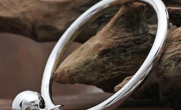 女人戴银手镯真的可以祛湿排毒吗,银手镯戴左戴右哪只手有助于排毒