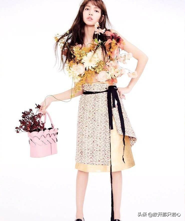 lisa登上时尚芭莎封面,lisa杂志芭莎封面