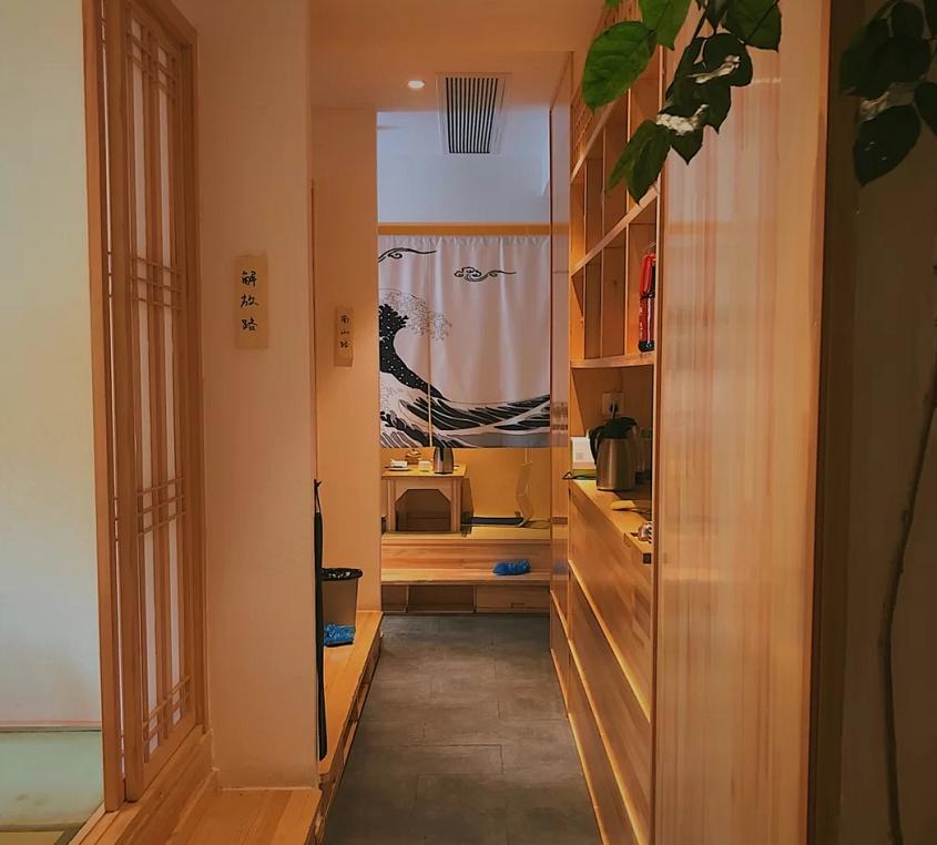 炎热的夏天,社畜需要一个安静的小酒馆