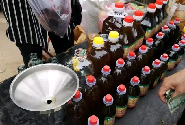 小区来了卖麻油的，老远就闻到香味，原来猫腻在机器里，还好没买