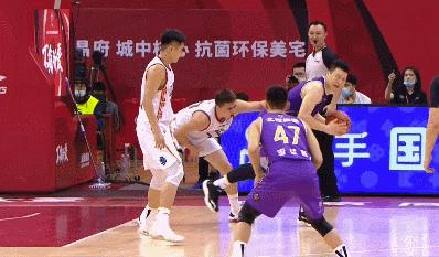 睁眼说瞎话？李根踹裆动作被抓，解说表示问题不大，裁判直接驱逐