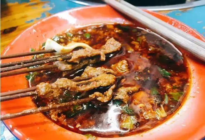 终于被我吃到了！这一锅90年代的麻辣烫，才是咱老成都挂念的市井味啊！