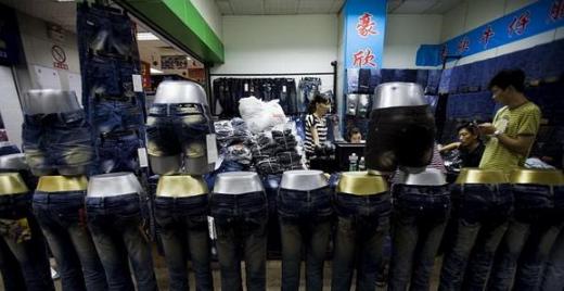 批发市场整理衣服,广州服装批发市场大火