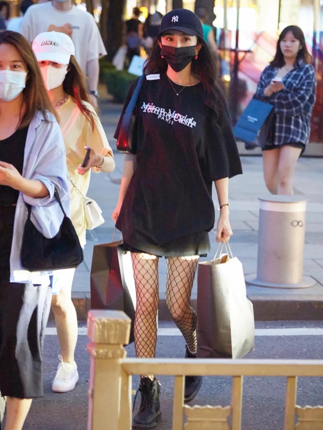 杨幂穿连体短裤时尚大片,杨幂现身粉色风衣配短裤