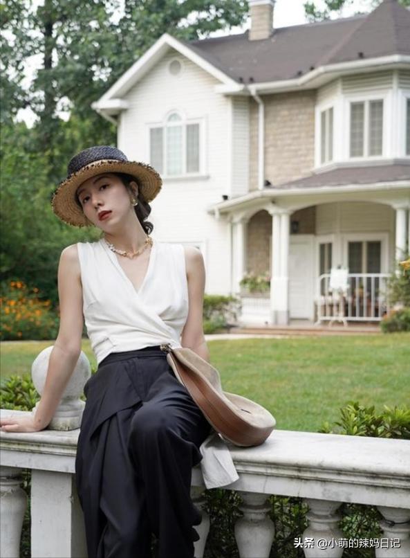 西装小脚直筒裤雪纺衫春夏,紧身裤搭配露肩衫洋气还清新减龄
