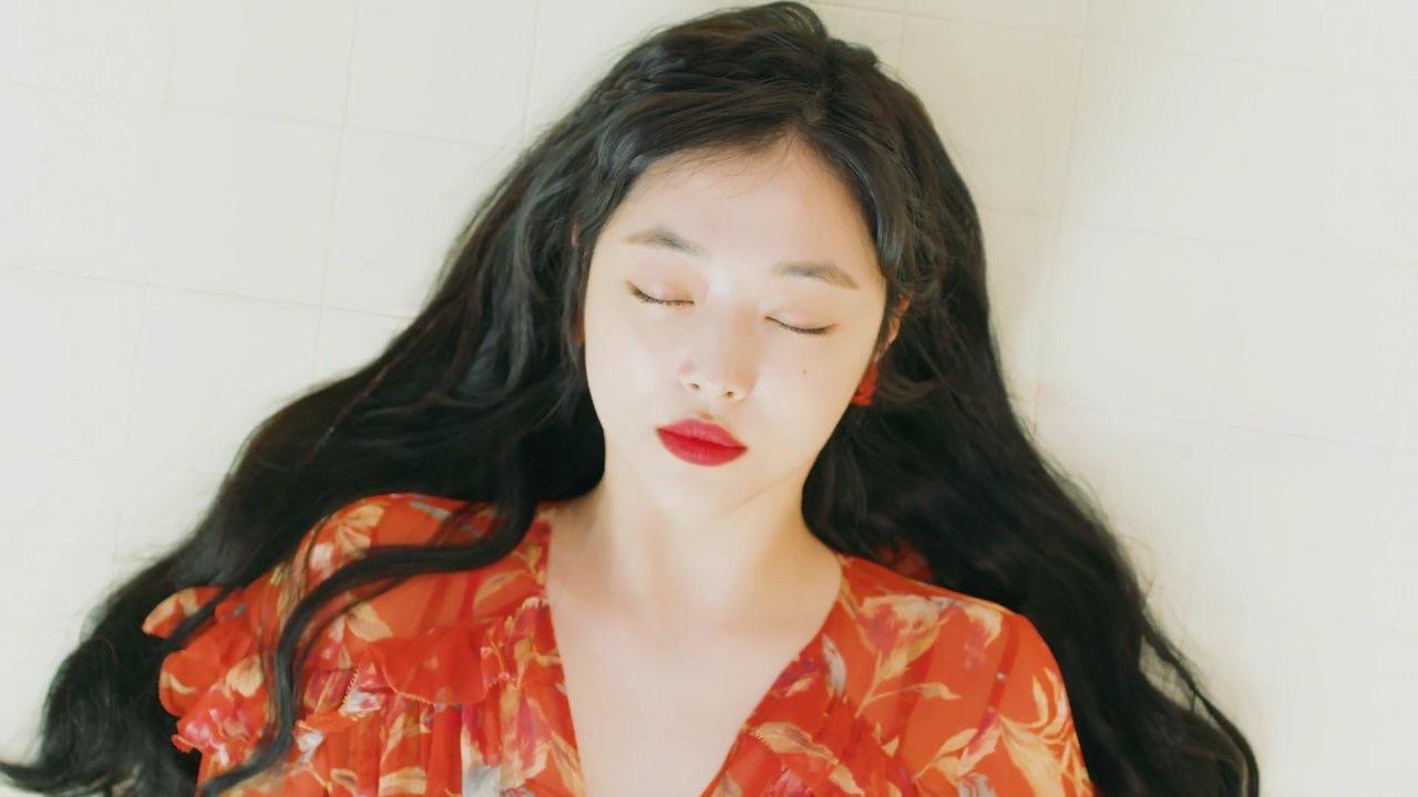 韩国女星雪莉自杀身亡，生前被黑原因如下