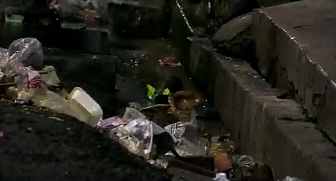 印度穷人下水道里淘金,印度穷人淘金