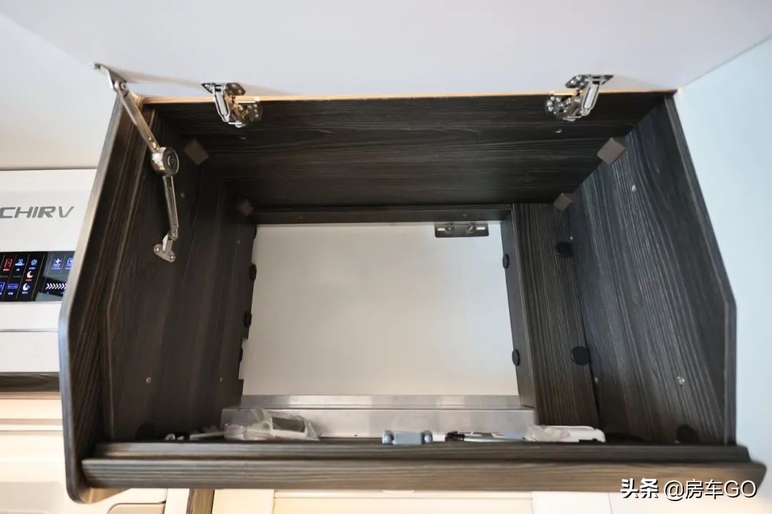 这台房车有5种充电方式，车内电器语音控制，卫生间也是干湿分离