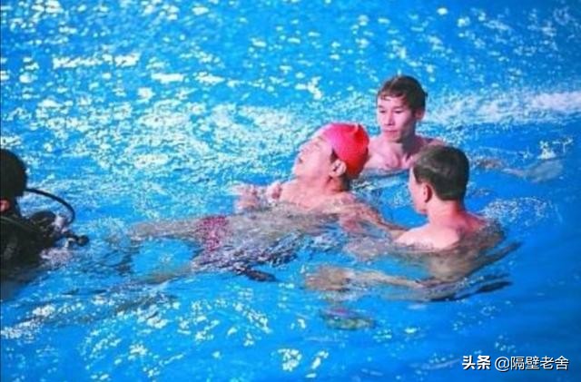 58岁妻离子散、64岁节目中晕倒,离开冯巩后,牛群到底有多惨?