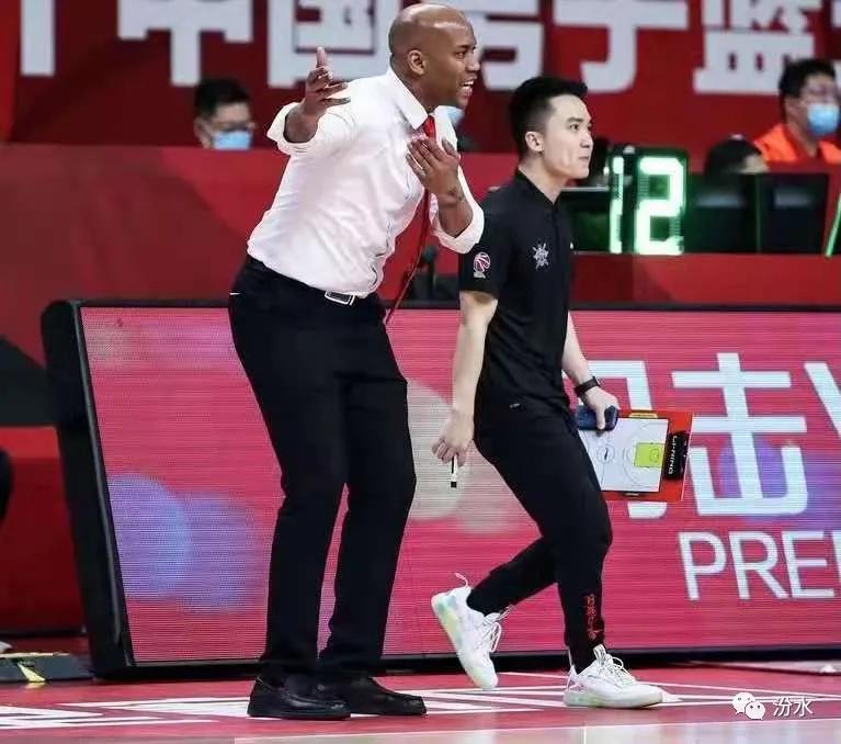 马布里在首钢队的翻译,马布里的翻译是专用的吗