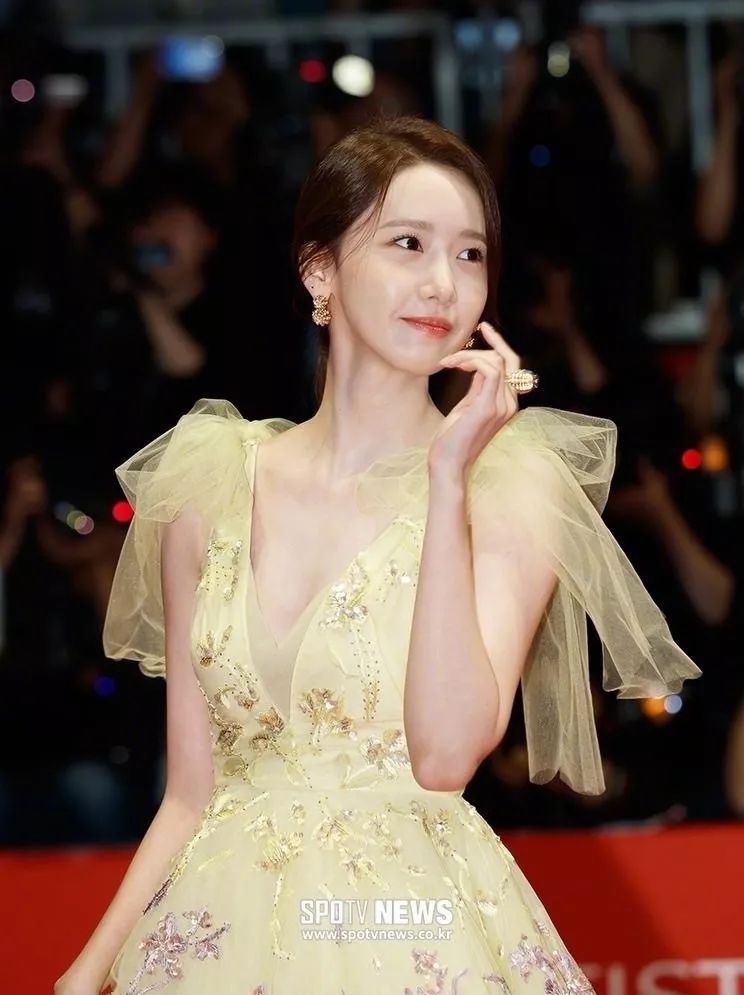 韩国女星绝美红毯造型,韩国女星红毯拍照不惧晃眼