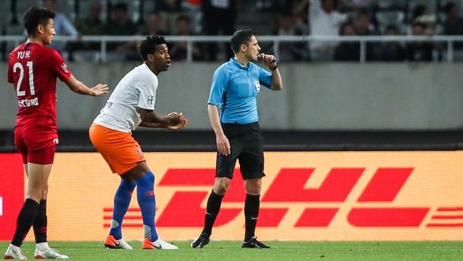 浮躁的中国足球人：职业裁判屡戏鲁能，体育精神拷问铁汉