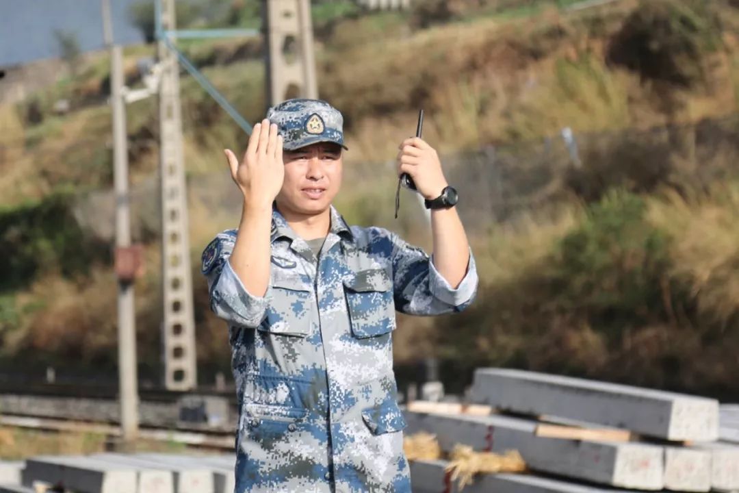 “你今年都走的人了，那么拼干嘛？”这名老兵给出了答案！