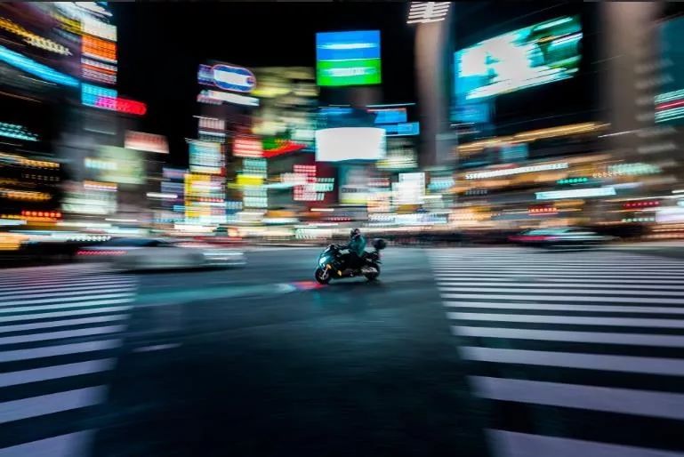 为什么快门速度高拍照黑,为什么拍照一按快门就模糊