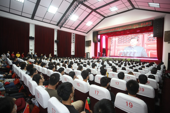 大学观看国庆70周年阅兵仪式,全国高校师生收看国庆阅兵