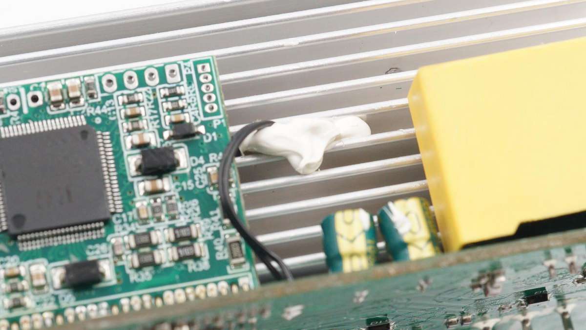 公牛便携式电源拆解,公牛1800w户外电源拆解