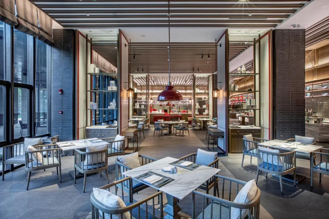 刚刚，两家万达酒店同时开业！她们坐落湖心，相当有范儿