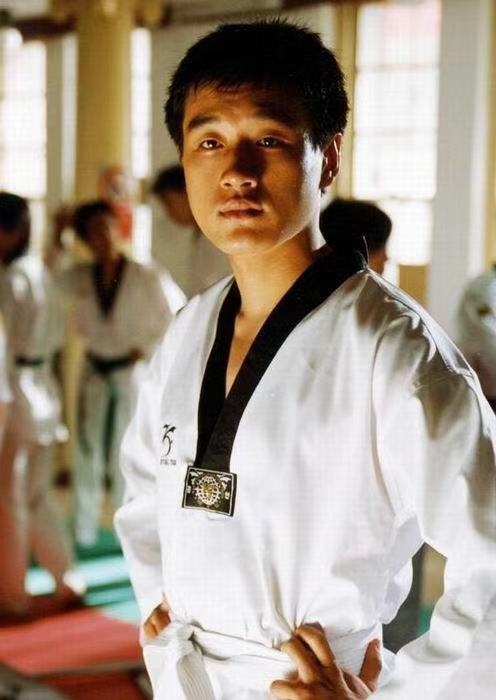 为什么海岩三部曲都是三角恋,海岩年轻时