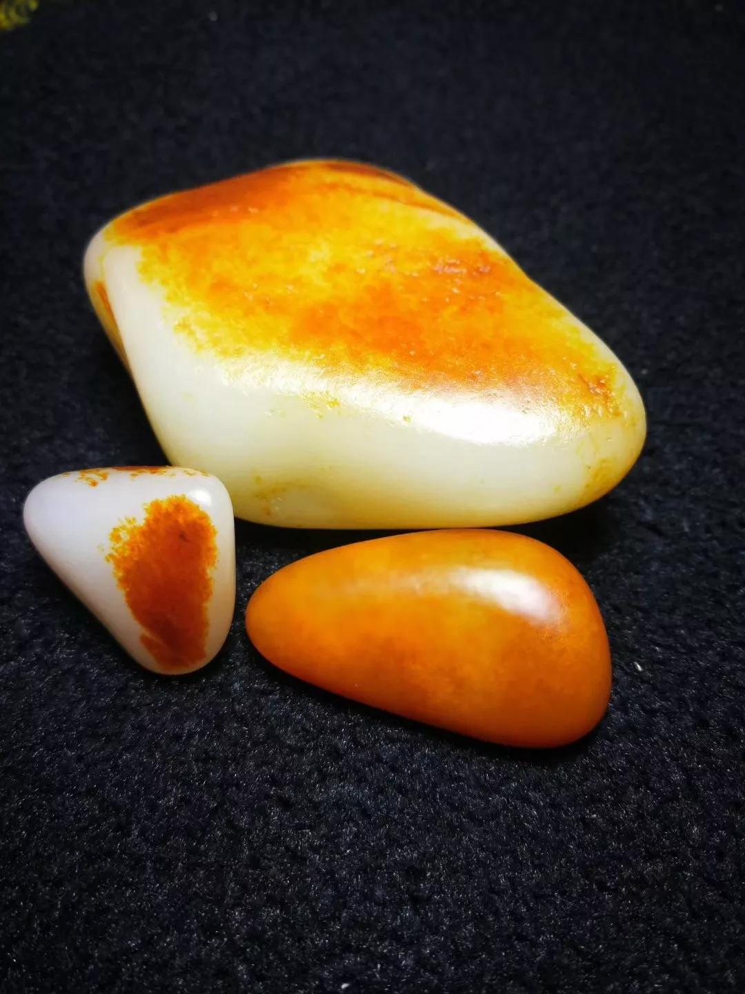 玉雕大师手里的黑青籽料,籽料皮色彰显玉雕灵气