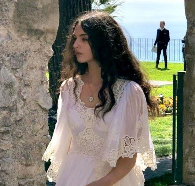 拥有祖传的神颜，进军时尚圈成新宠儿，老妈还是意大利性感女神