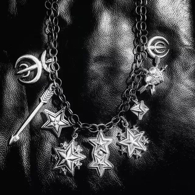 三十多块钱买的银戒指是真的吗,银戒指有黑色斑点