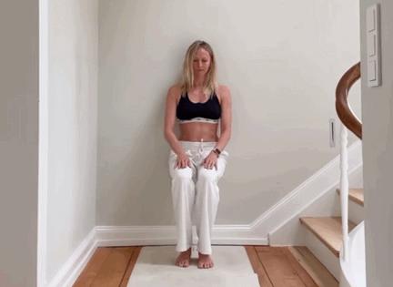 练瑜伽简单的拉伸动作是怎么练习,瑜伽每天必练8个拉伸动作