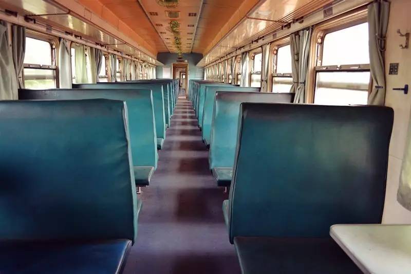 为什么火车座位和高铁不一致,高铁座位是顺着坐还是面对面