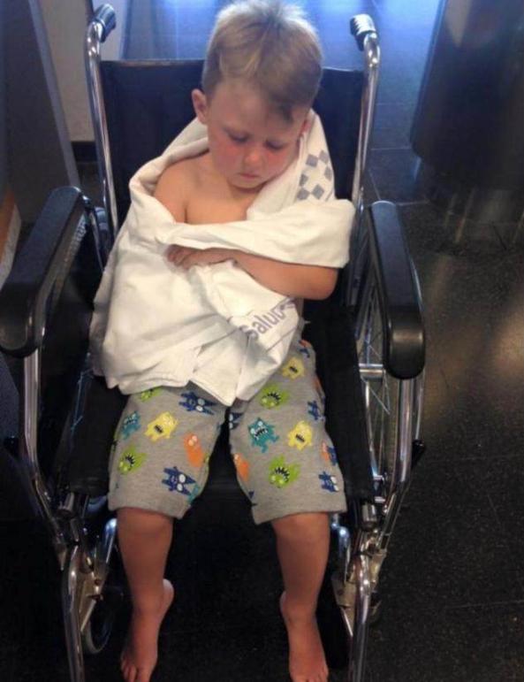 儿童游泳手脚被绑着下水如何自救,7岁男童游泳时被卷入