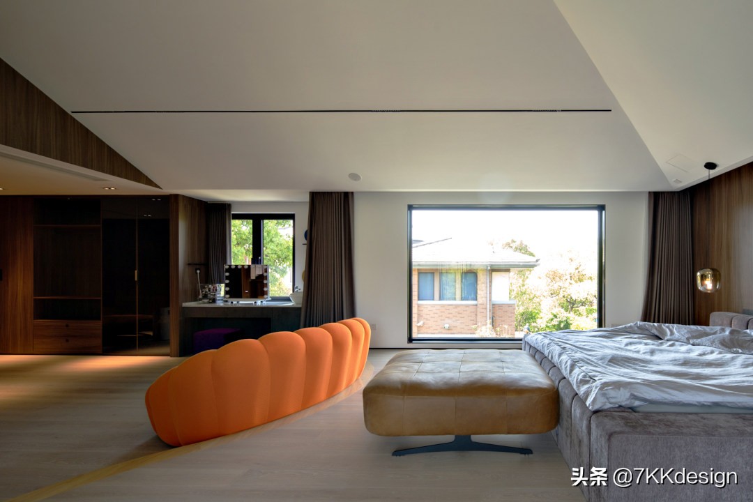 海边联排别墅小院实景现代轻奢,独栋带院子的小别墅年代感