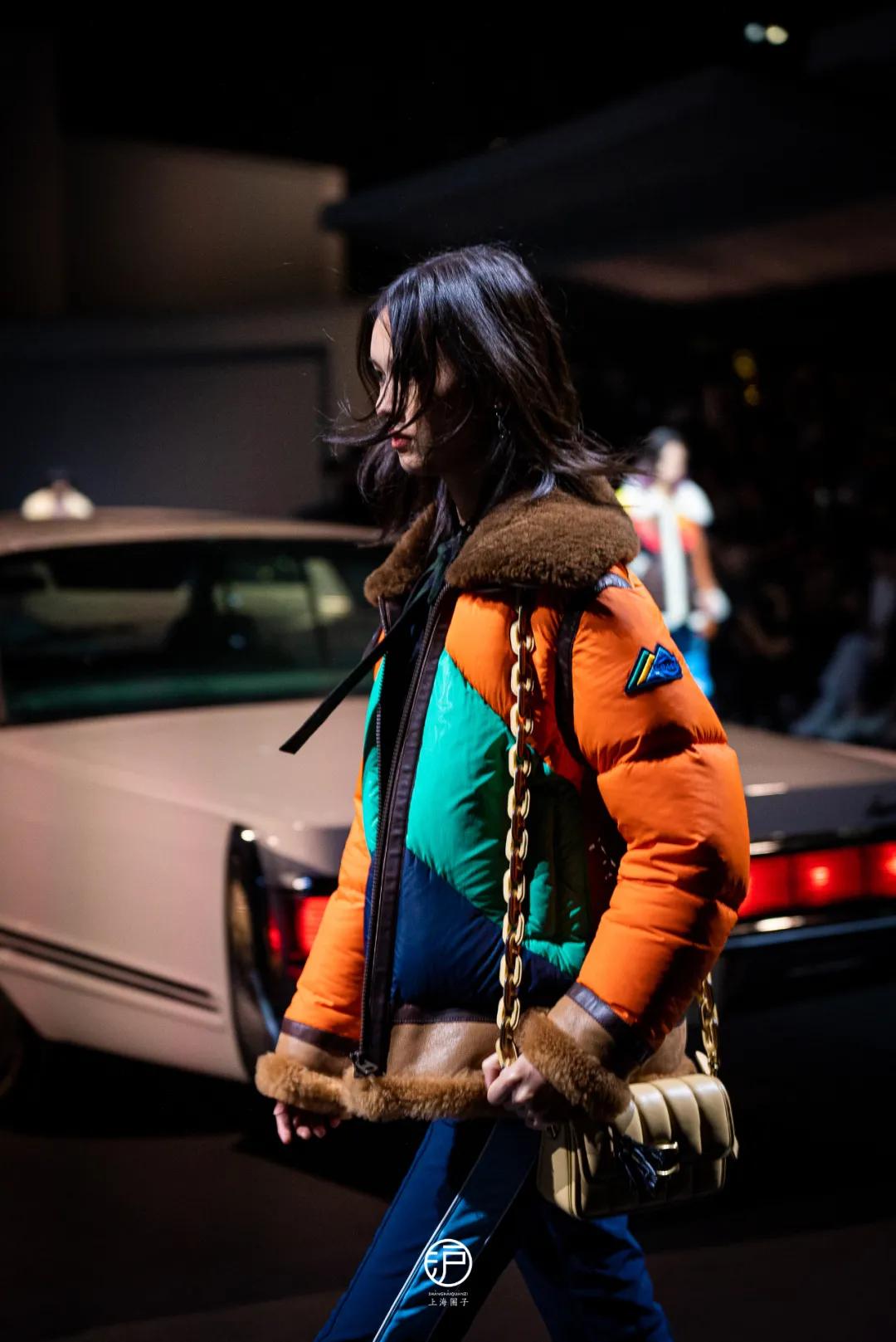 坐在车里看露天电影,坐在车里看电影也是一种享受