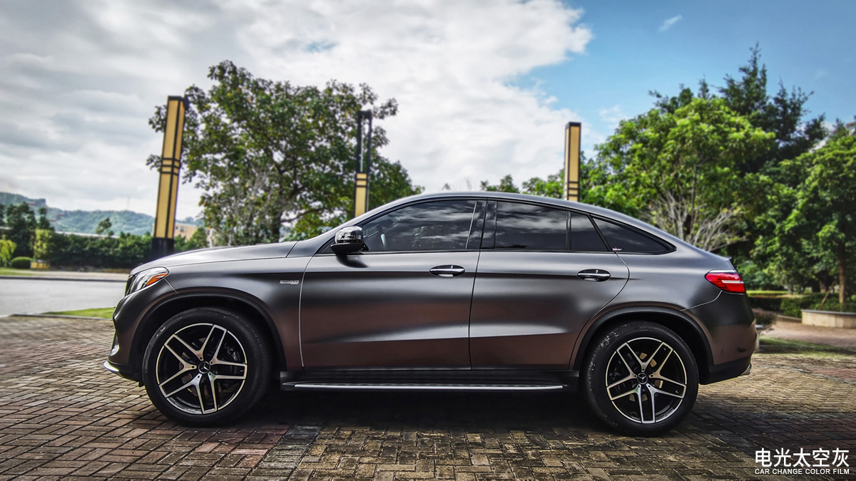 佛山奔驰gle43黑武士贴膜改色,奔驰gle320改色膜保时捷灰色