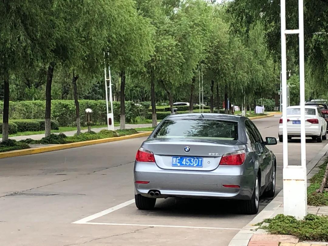 我，月薪2300，买了一辆巴伐利亚味的行政级轿车