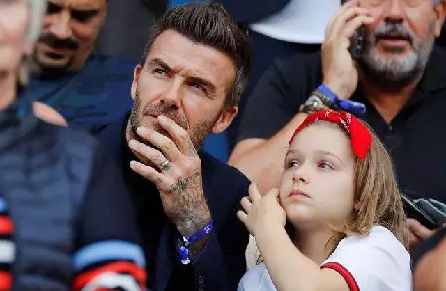 贝克汉姆小七亲嘴,贝克汉姆亲吻小七引争议你怎么看